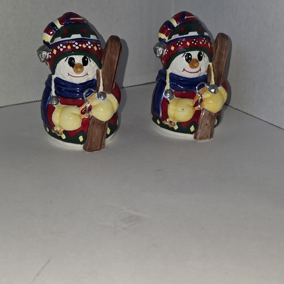 CHRISTMAS VILLAGE CERAMIC SNOWMAN WITH SKIS SALT AND PEPPER SHAKERS CHRISTMAS - Picture 4 of 9